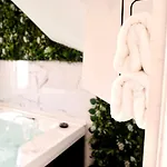 Jungle Avec Jacuzzi Privé - Spacieux - 2 Personnes Hébergement de vacances Saint-Yzan-de-Soudiac