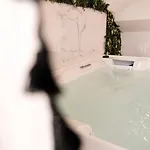 Hébergement de vacances Jungle Avec Jacuzzi Privé - Spacieux - 2 Personnes *