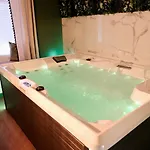 Jungle Avec Jacuzzi Privé - Spacieux - 2 Personnes * Saint-Yzan-de-Soudiac