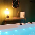 Hébergement de vacances Jungle Avec Jacuzzi Privé - Spacieux - 2 Personnes