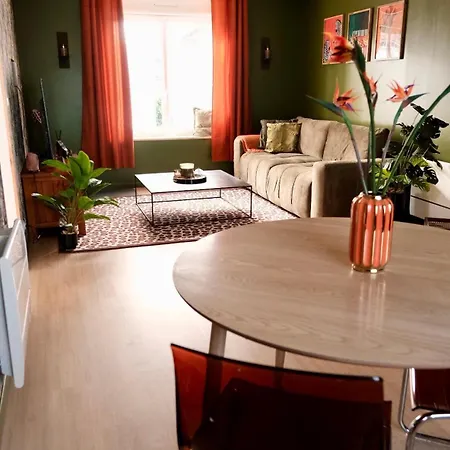 Holiday home Jungle Avec Jacuzzi Prive, Retro-projecteur, Jardin & Terrain De Petanque Saint-Yzan-de-Soudiac