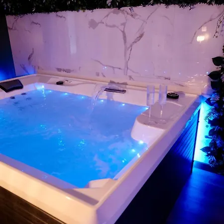 Holiday home Jungle Avec Jacuzzi Prive, Retro-projecteur, Jardin & Terrain De Petanque *