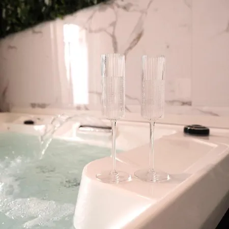 Jungle Avec Jacuzzi Prive, Retro-projecteur, Jardin & Terrain De Petanque Holiday home