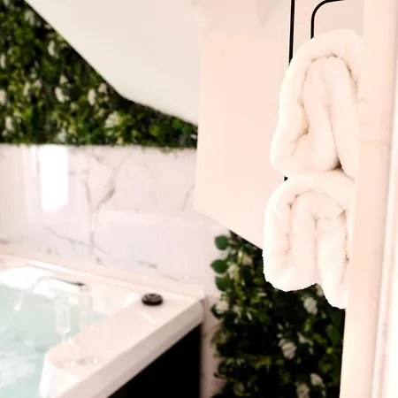 Jungle Avec Jacuzzi Prive, Retro-projecteur, Jardin & Terrain De Petanque Holiday home Saint-Yzan-de-Soudiac