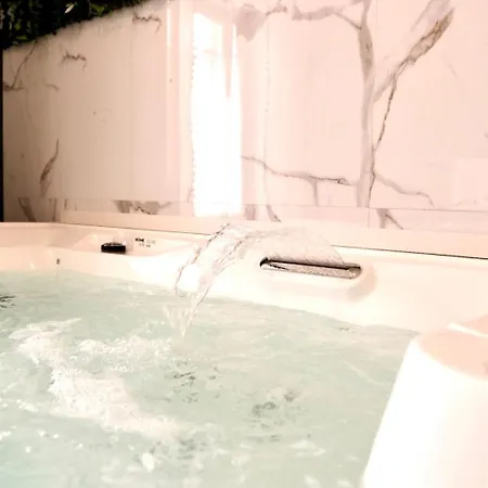 Holiday home Jungle Avec Jacuzzi Prive, Retro-projecteur, Jardin & Terrain De Petanque Saint-Yzan-de-Soudiac