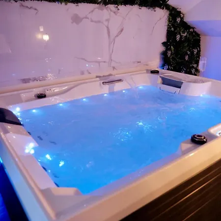 Jungle Avec Jacuzzi Prive, Retro-projecteur, Jardin & Terrain De Petanque