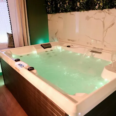 Jungle Avec Jacuzzi Prive, Retro-projecteur, Jardin & Terrain De Petanque * Saint-Yzan-de-Soudiac