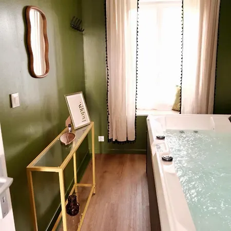 Jungle Avec Jacuzzi Prive, Retro-projecteur, Jardin & Terrain De Petanque