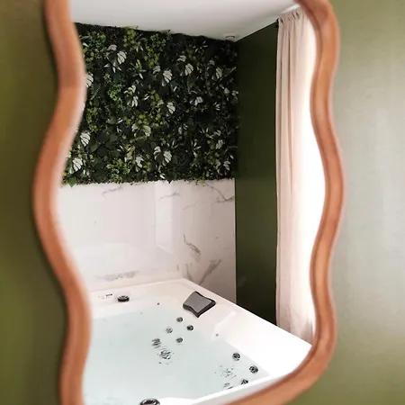 Jungle Avec Jacuzzi Prive, Retro-projecteur, Jardin & Terrain De Petanque Saint-Yzan-de-Soudiac